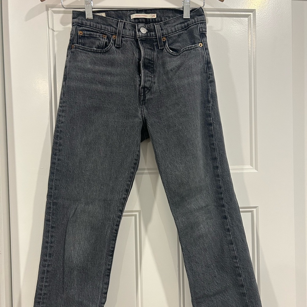 Levi’s wedgie black wash denim straight leg jeans!